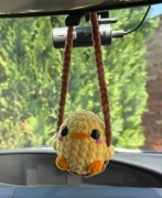 Kaczuszka na huśtawce | Maskotka Pluszak na szydełku Zawieszka do auta