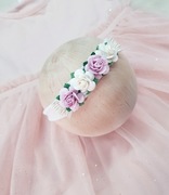 Biała opaska z różyczkami biało liliowa na chrzest urodziny sesję 