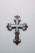 Zdobiony krzyż ścienny - ciemny brąz i srebro