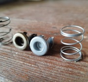 Zaworek podstawy filtra oleju Mercedes silnik 1.8 Kompressor m271