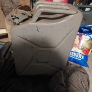 Kanister metalowy 20L wojskowy na benzynę/paliwo