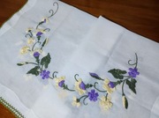 Ręcznie haftowany obrusik 79x79 