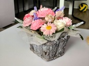 Ozdobny koszyk z kwiatami z wosku  - świeczki. Wyrób Made by Hand