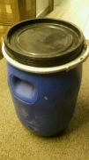 BECZKA PLASTIKOWA 40 L Z OBEJMĄ