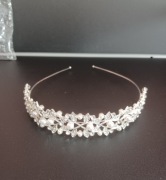 Opaska tiara do włosów ozdobiona białymi perłami i kryształkami