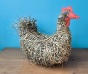Kura wielkanocna z siana ręcznie wykonana 