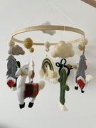 Ręcznie robiona karuzela do łóżeczka – lamy i kaktusy