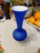 Flakonik kobaltowy z ozdobną białą nużką.