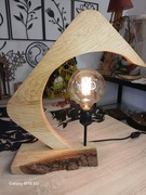 Lampa dekoracyjna z orzecha włoskiego – rzeźba światła i natury