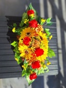 Kompozycja nagrobna ze słonecznikami i różami,Stroik na cmentarz