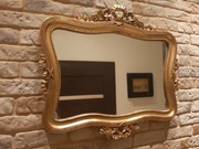 Ekskluzywne lustro że złotą ramą