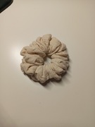 Muślinowa gumka scrunchie ecru kremowa 