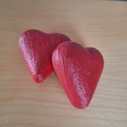 Dwa czerwone serca z kamienia 
