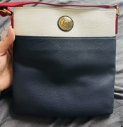 Tommy Hilfiger torebka listonoszka.