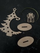 Dekoracja na stół świąteczny- choinka z wiszącym prezentem