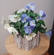 Fioletowo niebiesko białe sztuczne bratki w osłonce 