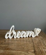 Napis dekoracyjny DREAM z serduszkiem Biały stojący dekor na półkę