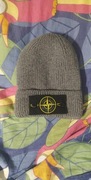 szara czapka stone island