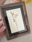 Print z delikatnym pastelowym kwiatem