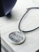 Naszyjnik z żywicy z nutami, muzyczny wisiorek na rzemyku