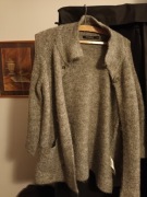 Sweter  ,narzutka zapinana na górze, nowa ma dwie kieszenie, rozmiar 14/42