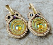 Beżowo - złote kolczyki sutasz. 