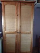 szafa sosnowa z ratanowym frontem