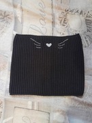 Czarny komin i srebrny haft kota