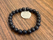 Bransoletka z czarnych matowych koralików z zawieszką onyks czarno matowy 