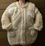 Sweter ręcznie robiony z owczej wełny 