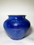 Duży sygnowany kobaltowy wazon, ceramika studyjna
