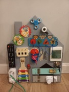 Tablica manipulacyjna domek, Tablica sensoryczna, prezent na roczek