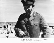 PODRÓŻ ZA JEDEN UŚMIECH milicjant MO mundur fotografia duży fotos film 24x3