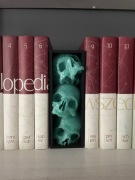 Wstawka między książki, Book Nook – Trzy Czaszki