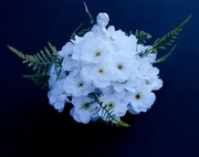 Uroczy, mały, ręcznie robiony stroik na grób z białymi kwiatkami