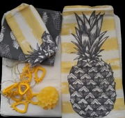 ZESTAW DEKORACJI - MOTYW: ANANAS - ŚWIECZKA/3 x POSZEWKI/ ŁAŃCUCH LED