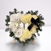 Wiązanka w kształcie serca na stojaku stroik na cmentarz