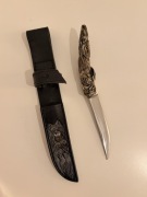 Nóż ozdobny / kolekcjonerski rzeźbiona rękojeść, pochwa z motywem