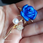 Nowa przepiękna broszka róża niebiesko chabrowa z perełką