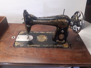 Zabytkowa (1927 rok) maszyna do szycia SINGER z blatem i walizkową pokrywą.