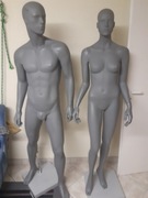 manekiny sklepowe w kolorze szarym