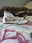 Białe sandały damskie 