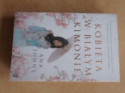 Kobieta w białym kimonie Anna Johns