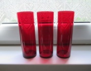 3 wazony z rubinowego, czerwonego szkła.