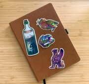 Zestaw czterech naklejek - Adventure, papuga, czaszka t-rex, gryf