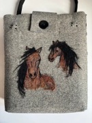 Torebka filcowa handmade szara haft koni jeździecka A4 brelok unikat