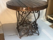 Stolik kawa drewno kwiaty barek okrągły elementy kute starocie