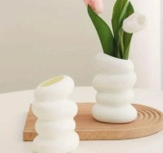 Biały wazon na kwiaty, mały wazonik