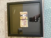 Obraz 21 wieku z plikiem pieniędzy