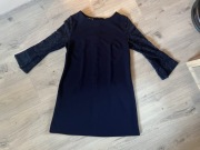 granatowa sukienka z koronkowymi rękawami